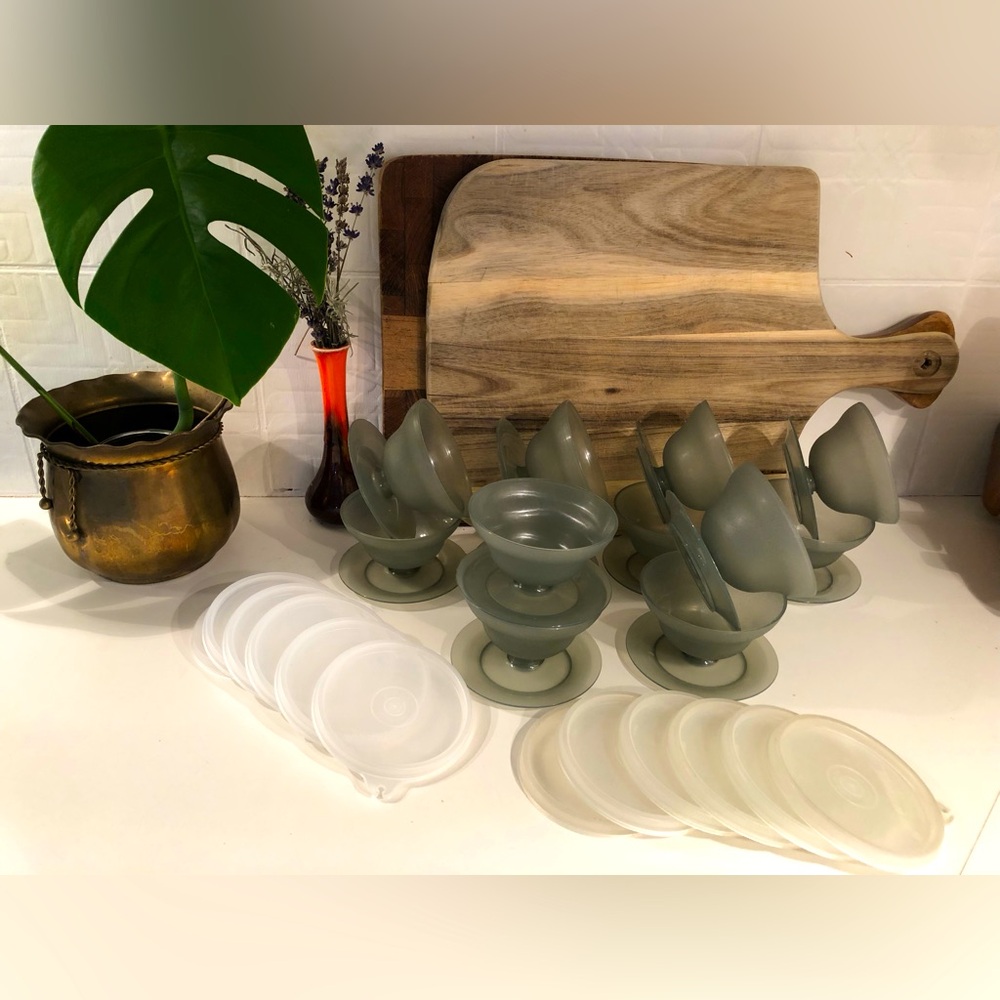 Vintage 12 plats/coupes/dessert Tupperware. Avec pieds et couvercles.
